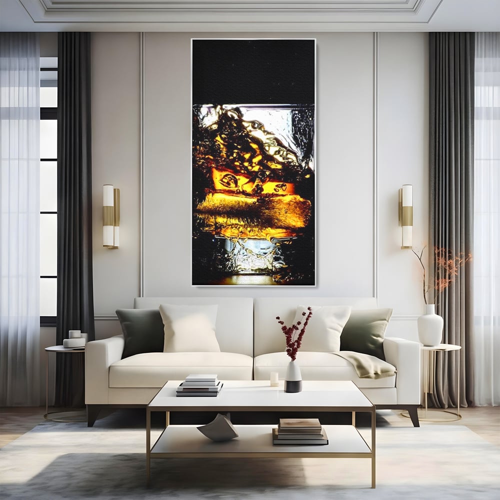 Tablou canvas cu tablou canvas cu pahar de whisky si gheata, in rama de aluminiu argintiu, pe perete intr-un living